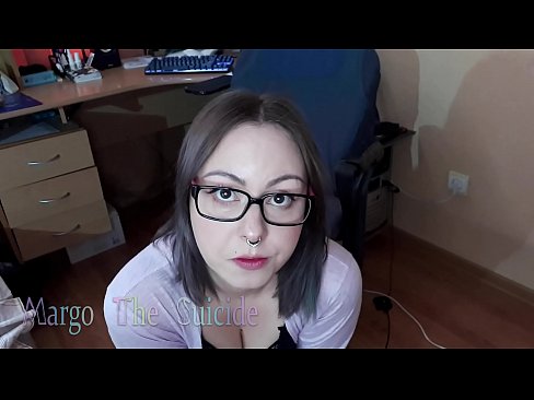 ❤️ 眼鏡をかけたセクシーな少女がカメラに向かってディルドを深くしゃぶる ☑ ポルノ ❌️❤