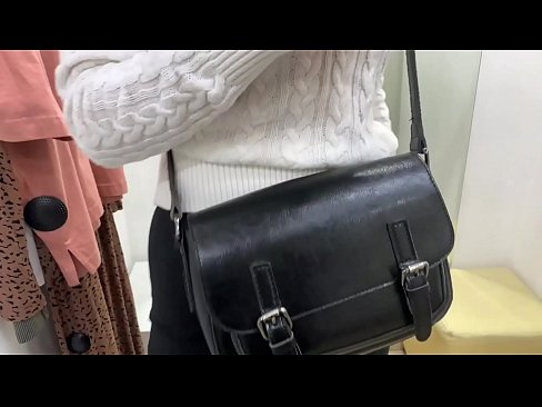 ❤️ 試着室でディルドを使った若い雌犬フェラルベリーの公開オナニー ☑ ポルノ ❌️❤